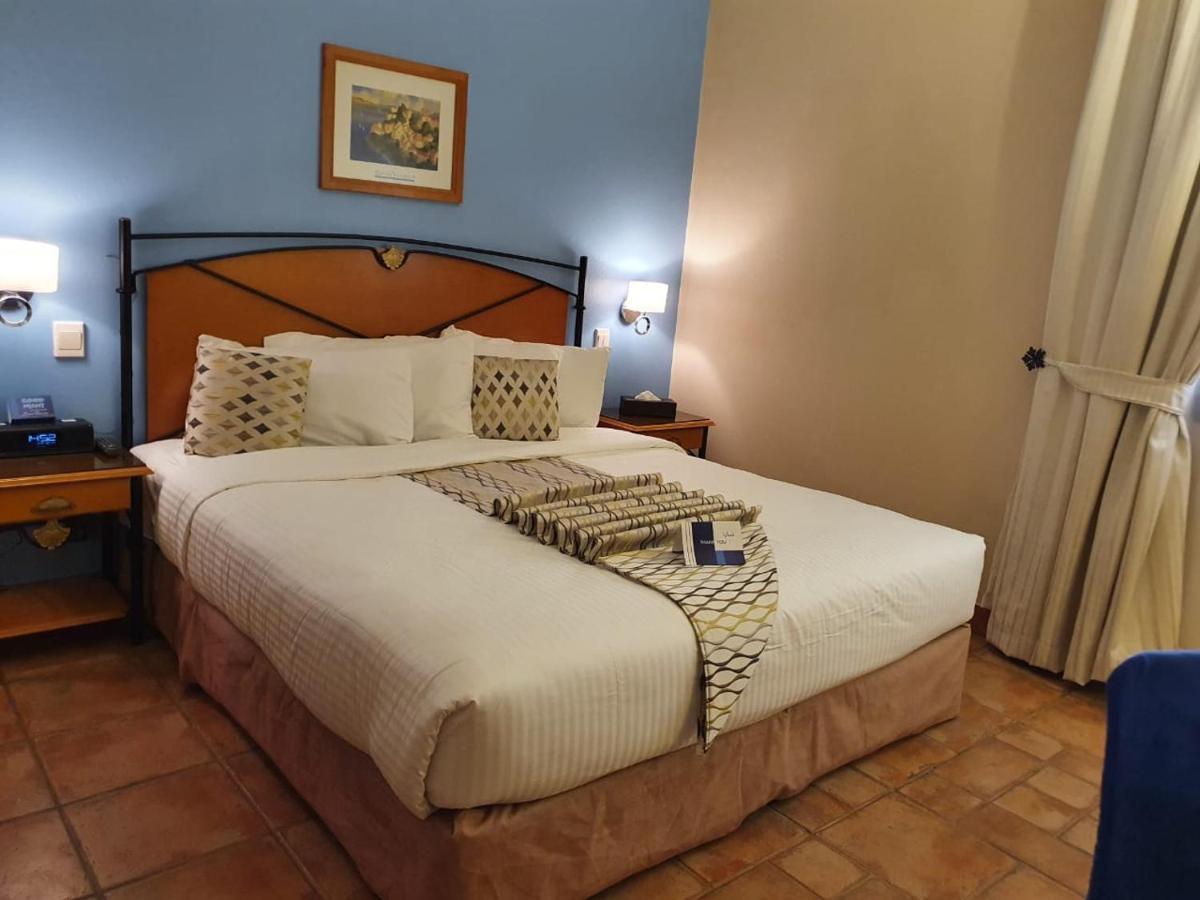 Mena Half Moon 4*